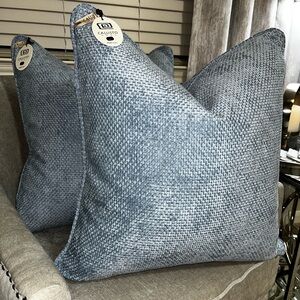 1-NWT CALLISTO HOME BLUE TEXTURE VELVET DECORATIVE THROW PILLOW